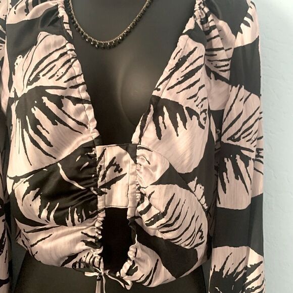 Kendall & Kylie Black & Gray Long Sleeve Silk Crop Top Size Medium - Picture 3 of 11